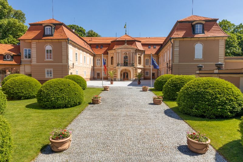 Hotel Valnovka okolí - zámek Štiřín